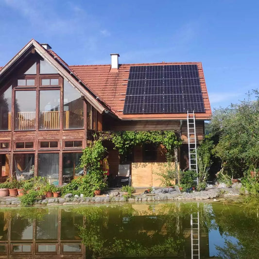 Photovoltaikanlage auf Ziegeldach, Attersee