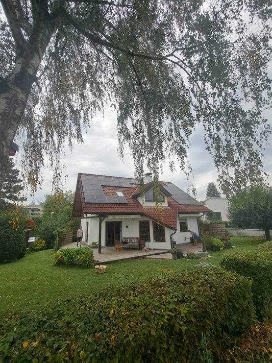 Photovoltaikanlage auf Ziegeldach, Linz Land